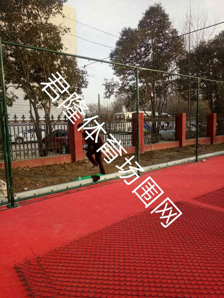 江蘇徐州450平米籃球場圍網(wǎng)按裝過程 江蘇徐州450平米籃球場圍網(wǎng)按裝過程