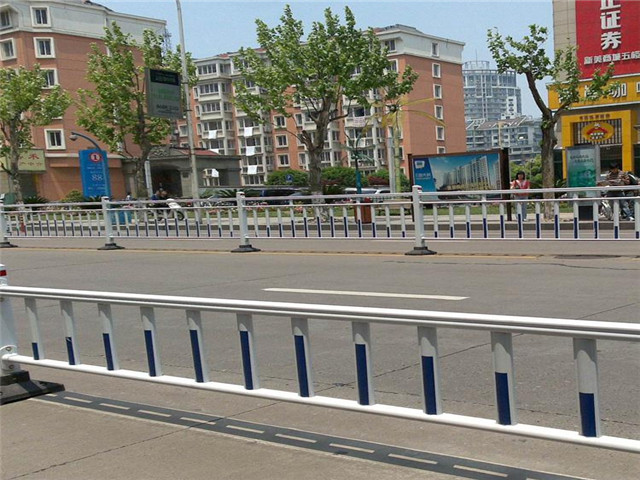 鋅鋼道路護(hù)欄圖片3 鋅鋼道路護(hù)欄圖片3