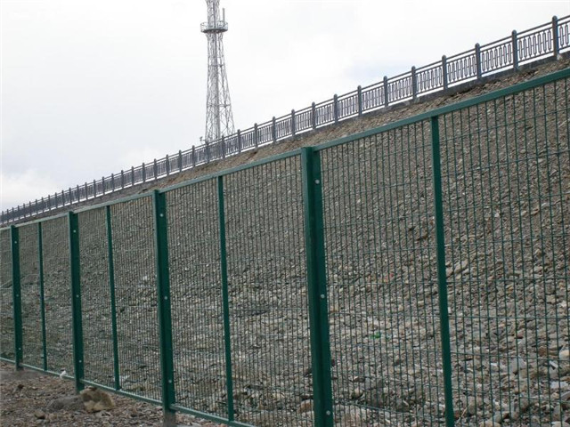 鐵路護(hù)欄網(wǎng)圖片4 鐵路護(hù)欄網(wǎng)圖片4